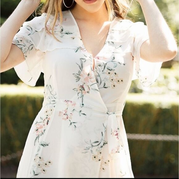 ASTR tha Label Women's Wrapdress Size Medium Floral Print - Picture 2 of 10